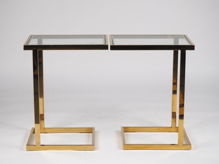 Paire de tables d'appoint modernes en métal doré et verre. Dim. 63 x 4