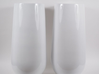 Vente aux enchères Paire de grands vases ovoides en composition laquée blanc.  H. 74,5 cm