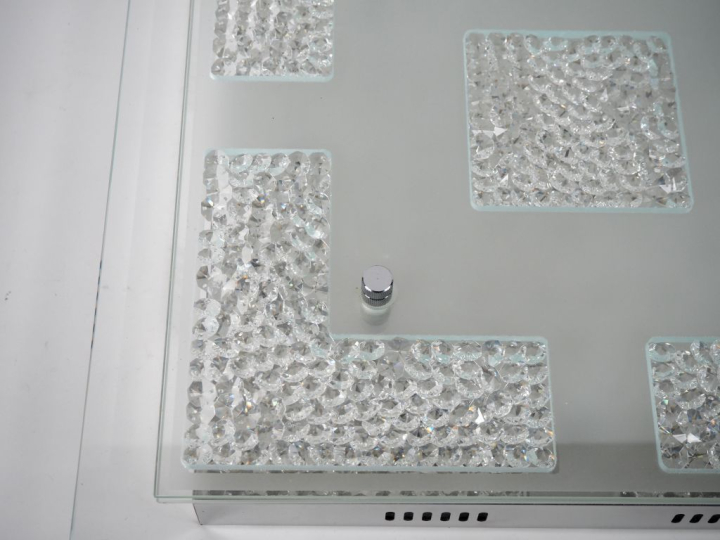 Grand plafonnier carré en métal et verre.  Dim. 52 x 52 cm