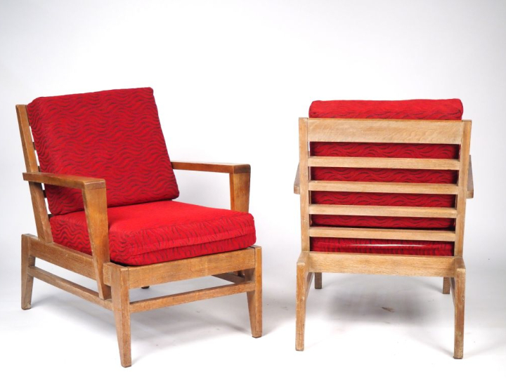 René GABRIEL.  Paire de fauteuils bas en chêne modèle crée en 1946, ga