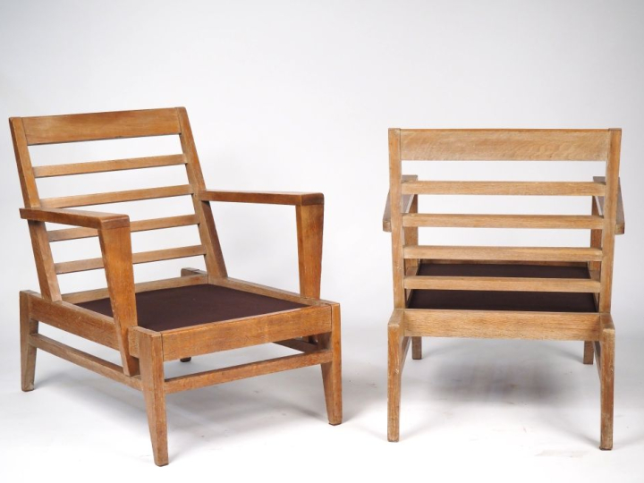 René GABRIEL.  Paire de fauteuils bas en chêne modèle crée en 1946, ga
