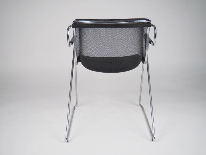 Charles POLLOCK.  Fauteuil "pénélope" en métal et métal chromé.