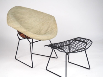 Vente aux enchères Harry BERTOIA.  "Diamond Chair" en métal laqué noir, garniture de tiss