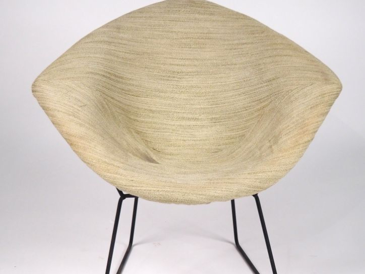Harry BERTOIA.  "Diamond Chair" en métal laqué noir, garniture de tiss