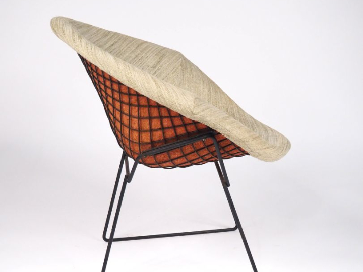 Harry BERTOIA.  "Diamond Chair" en métal laqué noir, garniture de tiss