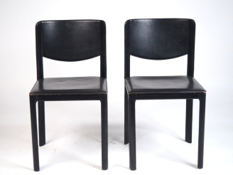 Vente aux enchères MATTEO GRASSI.  8 chaises en cuir noir. Signées. (accidents)