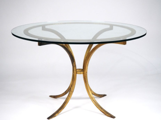 Vente aux enchères Robert THIBIER.  Table de salle à manger en fer forgé doré, à quatre p