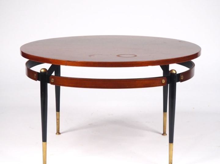 Gio PONTI.  Table basse en bois verni, métal laqué noir et laiton, pla
