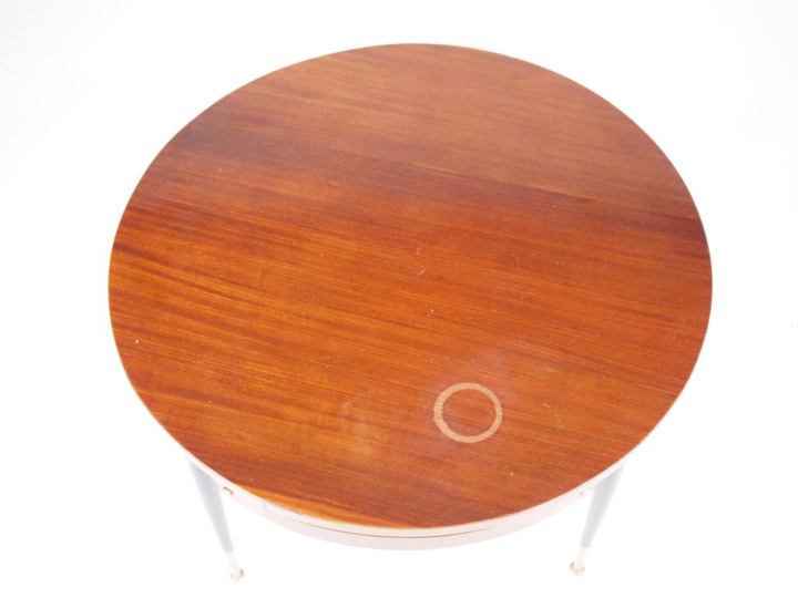 Gio PONTI.  Table basse en bois verni, métal laqué noir et laiton, pla