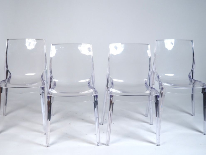 Quatre chaises modernes en plexi glass.