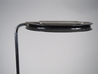 Vente aux enchères Lampadaire Design en métal chromé et laqué, base circulaire en marbre.
