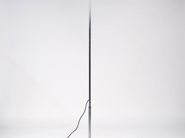 Lampadaire Design en métal chromé et laqué, base circulaire en marbre.