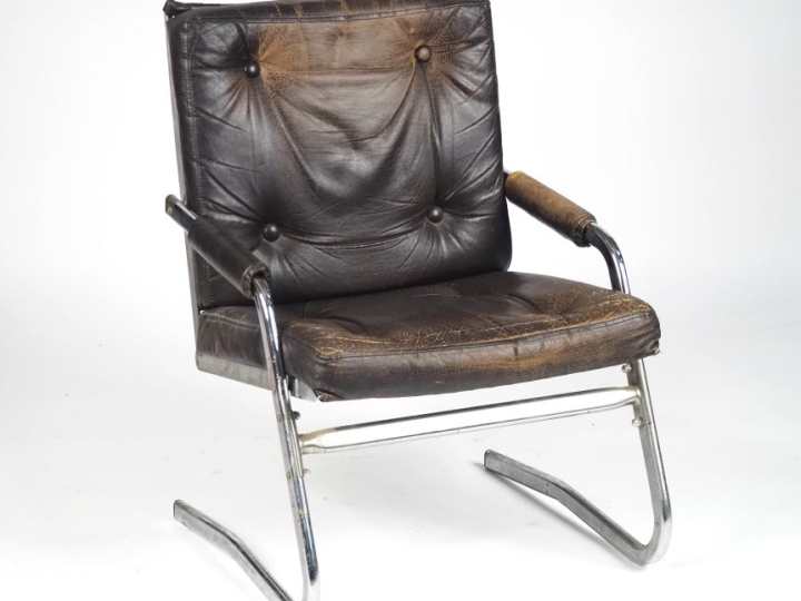 PIERSON. Fauteuildesign en métal chromé et cuir capitonné (usé), dossi