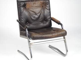 Vente aux enchères PIERSON. Fauteuildesign en métal chromé et cuir capitonné (usé), dossi