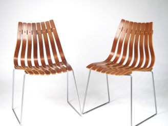 Vente aux enchères Hans BRATTRUD. Paire de chaises scandinaves en bois et métal, 1957, ét