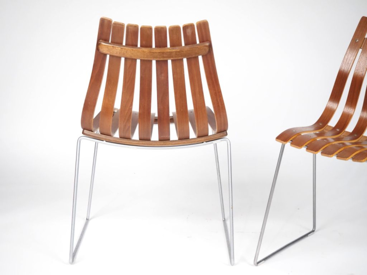 Hans BRATTRUD. Paire de chaises scandinaves en bois et métal, 1957, ét