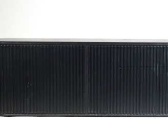 Vente aux enchères Enfilade Design en bois laqué noir et composition, ouvrant à deux port