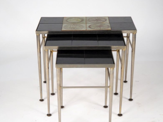 Vente aux enchères Suite de trois tables gigognes années 70 en métal chromé et plateau de