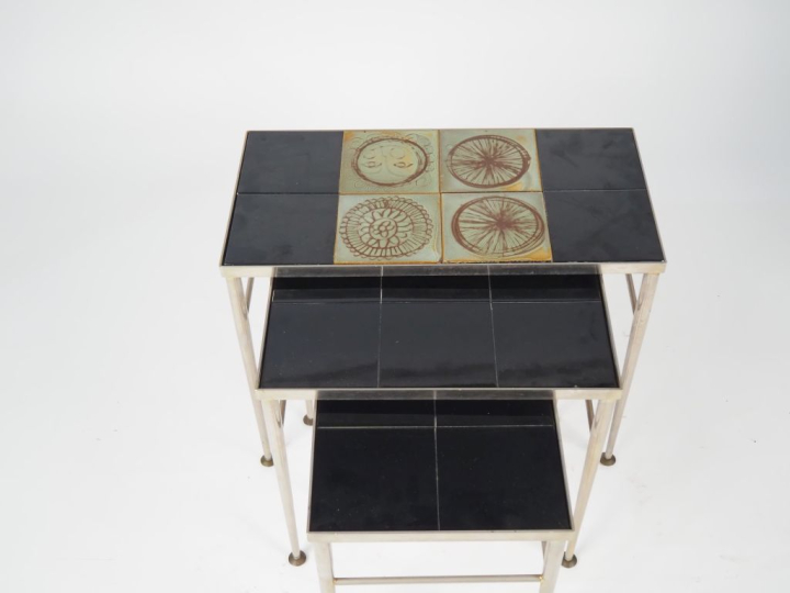 Suite de trois tables gigognes années 70 en métal chromé et plateau de