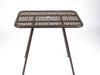 Vente aux enchères Table à écrire moderniste en métal tubulaire, plateau ajouré.  Dim. 72