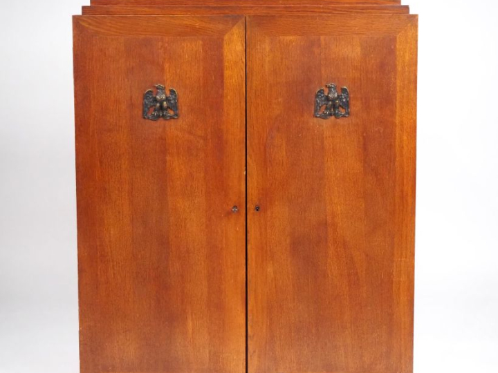 Bahut de style Art Déco en bois et bois de placage, à décor d'aigles e