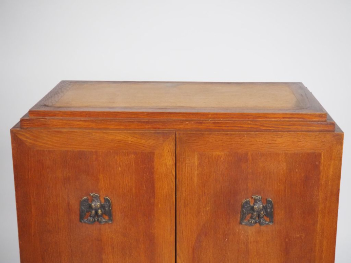 Bahut de style Art Déco en bois et bois de placage, à décor d'aigles e