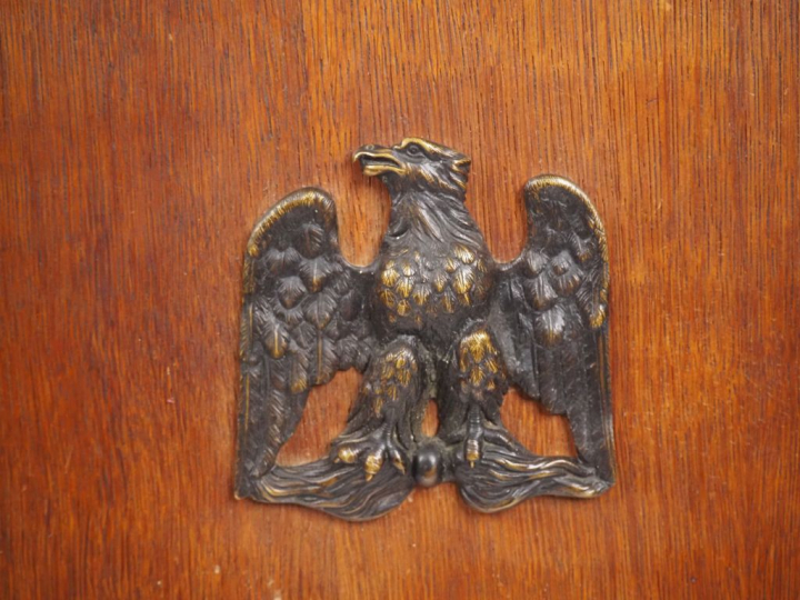 Bahut de style Art Déco en bois et bois de placage, à décor d'aigles e