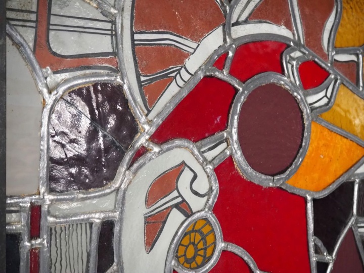 Paravent orné de vitraux polychromes à décor moderniste, deux brins. M