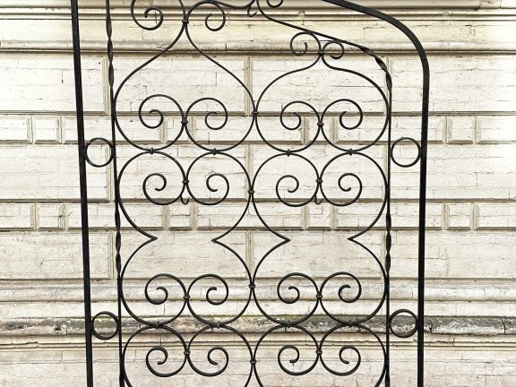 Grille en fer forgé porte-plantes à décor de rinceaux. Dim. 186 x 110 
