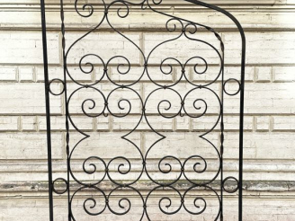 Vente aux enchères Grille en fer forgé porte-plantes à décor de rinceaux. Dim. 186 x 110 