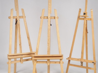 Vente aux enchères 3 chevalets modernes en bois blanc.