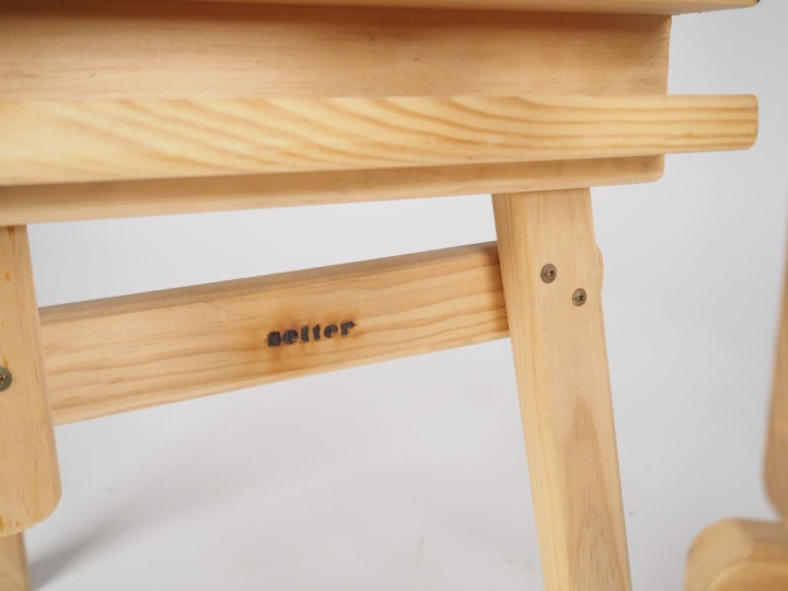3 chevalets modernes en bois blanc.