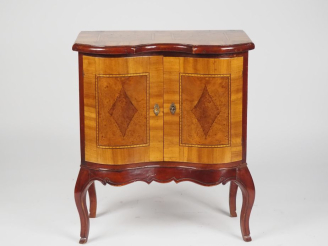 Vente aux enchères Petit meuble d'appui 1900 anglais en marqueterie, à décor de losanges,