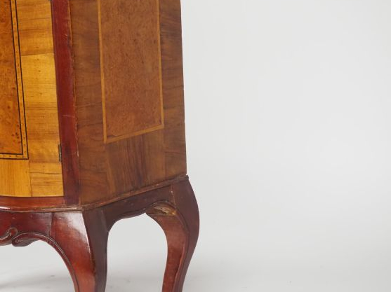 Petit meuble d'appui 1900 anglais en marqueterie, à décor de losanges,