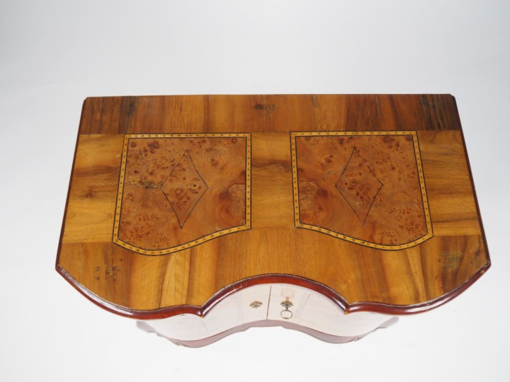 Petit meuble d'appui 1900 anglais en marqueterie, à décor de losanges,