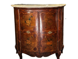 Vente aux enchères Buffet bas de style Louis XV en marqueterie, à décor de fleurs et de p