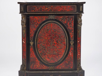 Vente aux enchères Meuble d'appui Napoléon III en marqueterie Boulle, à décor de jeunes f