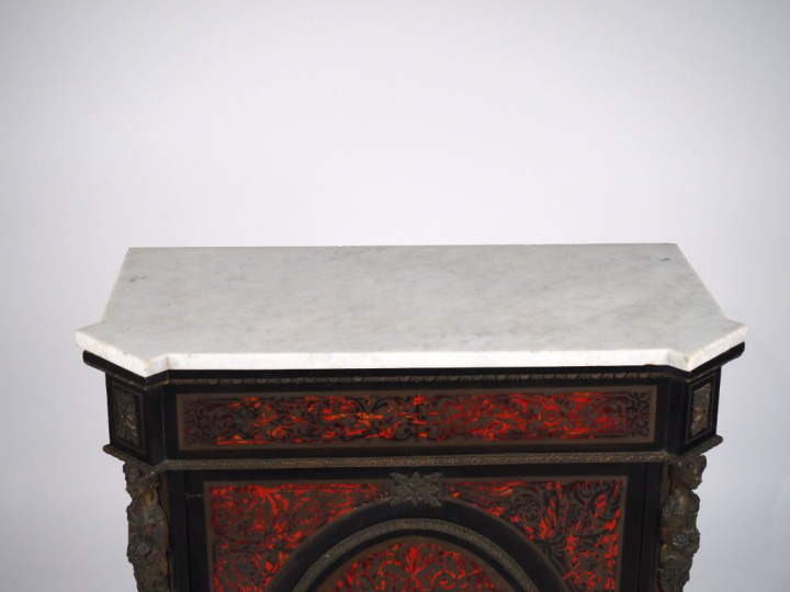 Meuble d'appui Napoléon III en marqueterie Boulle, à décor de jeunes f