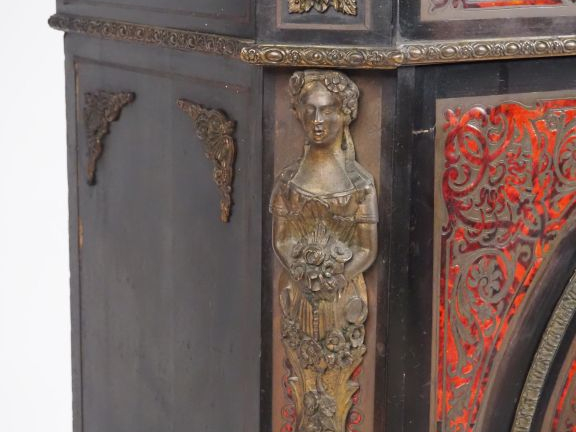 Meuble d'appui Napoléon III en marqueterie Boulle, à décor de jeunes f