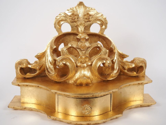 Vente aux enchères Console d'applique de style Louis XV en bois sculpté et doré ouvrant à