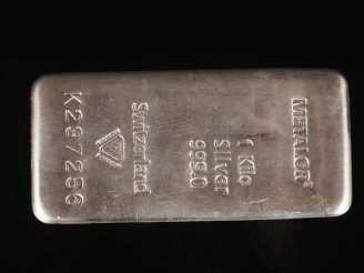Vente aux enchères Lingot en argent. Numéroté K237256. Poids. 1000 g Avec son certificat.