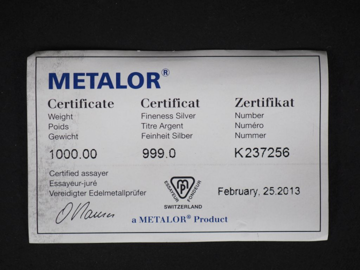 Lingot en argent. Numéroté K237256. Poids. 1000 g Avec son certificat.