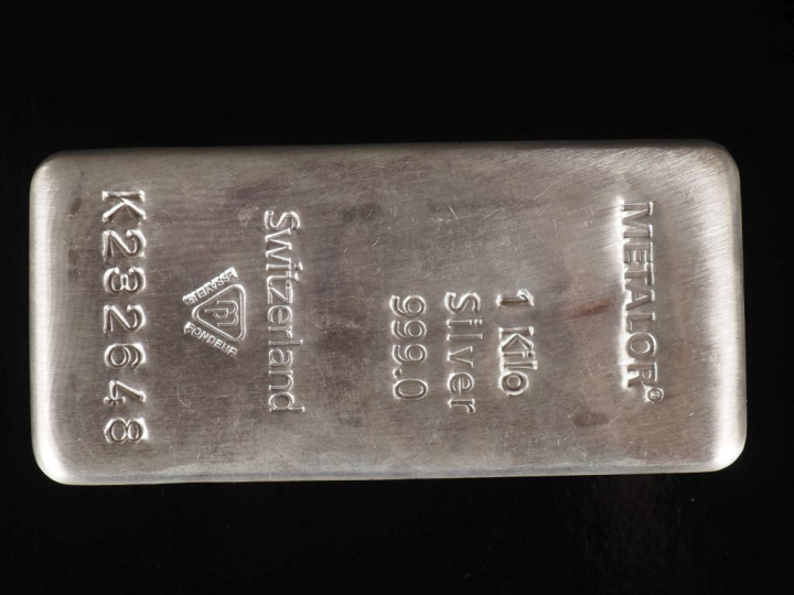 Lingot en argent.  Numéroté K232648. Poids. 1000 g Avec son certificat
