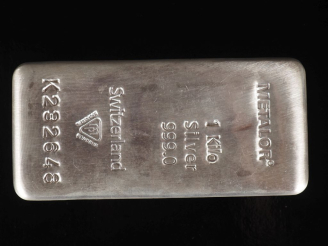 Vente aux enchères Lingot en argent.  Numéroté K232648. Poids. 1000 g Avec son certificat
