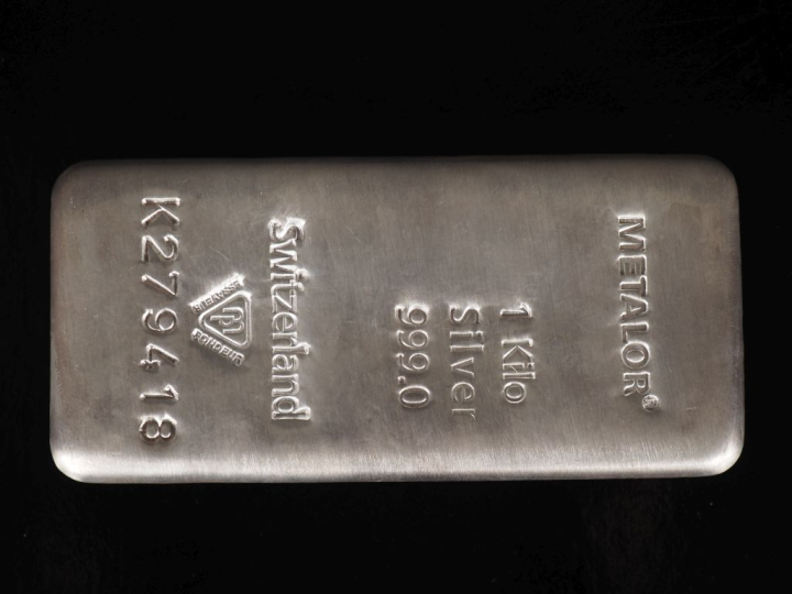 Lingot en argent. Numéroté K279418.  Poids. 1000 g Avec son certificat