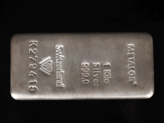 Vente aux enchères Lingot en argent. Numéroté K279418.  Poids. 1000 g Avec son certificat