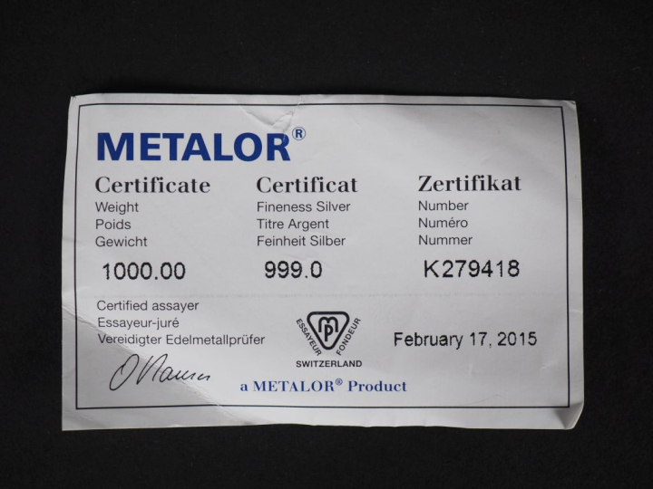 Lingot en argent. Numéroté K279418.  Poids. 1000 g Avec son certificat