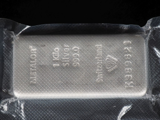 Vente aux enchères Lingot en argent. Numéroté K389821. Poids. 1000 g Avec son certificat.