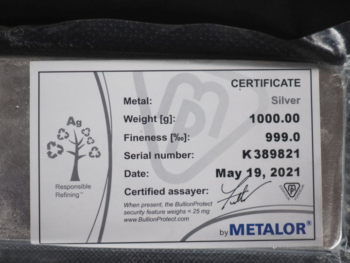 Lingot en argent. Numéroté K389821. Poids. 1000 g Avec son certificat.