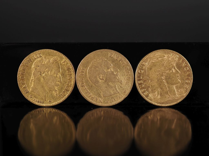 Ensemble comprenant :  - une pièce de 10 Francs or, Napoléon III Emper